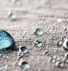 Goutte d'eau en gros plan. Symbole d'une boîte avec des flèches.