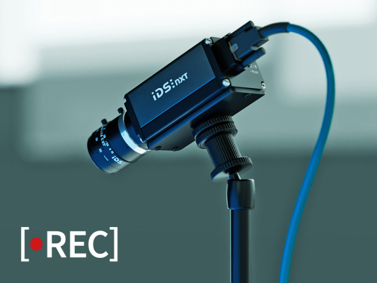 Caméra IDS NXT malibu sur un trépied avec écriture REC pour la prise de vue