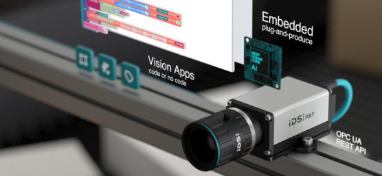 Une caméra IDS NXT avec IA et objectif IDS est vissée sur un profilé métallique et connectée par PoE.