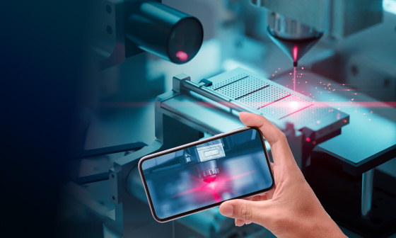 Le smartphone montre le processus de découpe laser surveillé par la caméra IDS.