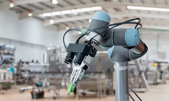 2 caméras industrielles uEye XCP d'IDS sur bras de robot permettent un bin picking intelligent et rapide