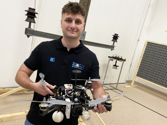 Thomas Georg Jantos avec un drone et une caméra IDS intégrée