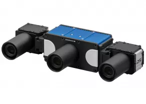 Vue de face de la caméra 3D bleue et noire Ensenso XR, équipée latéralement d'une caméra industrielle IDS et d'un objectif