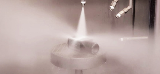 Caméra industrielle exposée de tous côtés à de puissants jets d'eau dans une installation de pulvérisation
