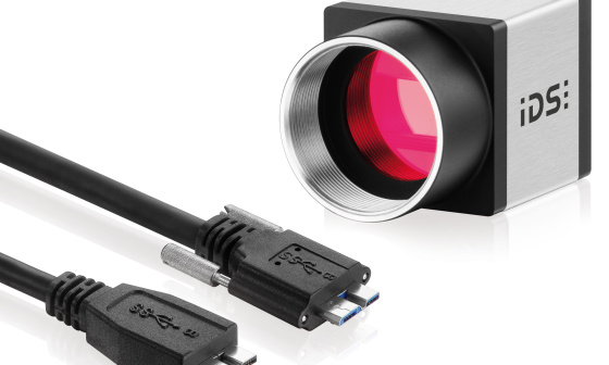2 câbles USB 3.0 Mico B mâle se trouvent devant la caméra uEye