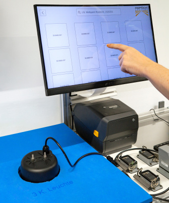 Poste de travail équipé d'un écran tactile sur lequel s'affichent les résultats du contrôle