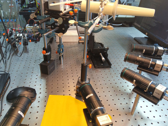 Montage expérimental en laboratoire avec 5 caméras IDS, orientées vers une source plasma placée au centre