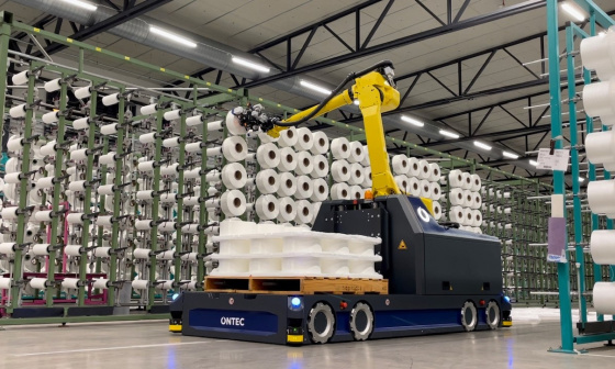 Le système d'assistance robotique autonome avec caméra 3D Ensenso permet d'équiper de manière automatisée des grilles avec des bobines de fil.