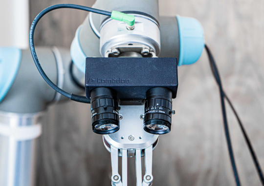 Deux caméras IDS sur le bras du robot fournissent des images pour des applications de bin picking rapides et précises