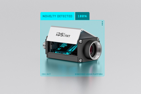IDS NXT avec boîtier ouvert dans lequel est inscrit en néon « AI ». Caméra dans un cadre bleu et l'inscription « novelty detected 100% ».