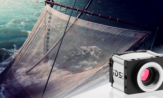 Un filet de pêche dans la mer, au premier plan une caméra industrielle IDS.