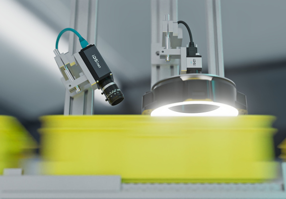Caméra industrielle avec objectif et anneau LED inspecte produits transportés