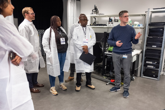 La délégation MIT REAP lors de la visite du laboratoire d'optique d'IDS.