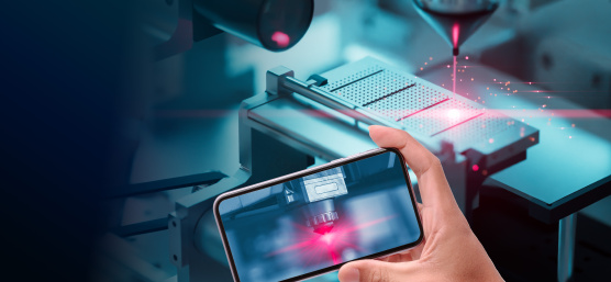 Le smartphone montre le processus de découpe laser surveillé par la caméra IDS.