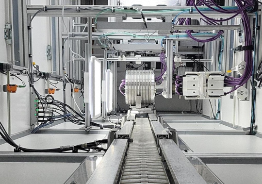 Cellule d'essai avec boîtier de moteur électrique à l'arrière-plan, tout autour de nombreuses caméras IDS