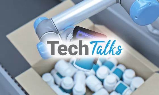 Un bras de robot saisit des bouteilles en plastique désordonnées dans une caisse à l'aide d'une caméra 3D Ensenso. Au premier plan, le logo du TechTalk InVision.