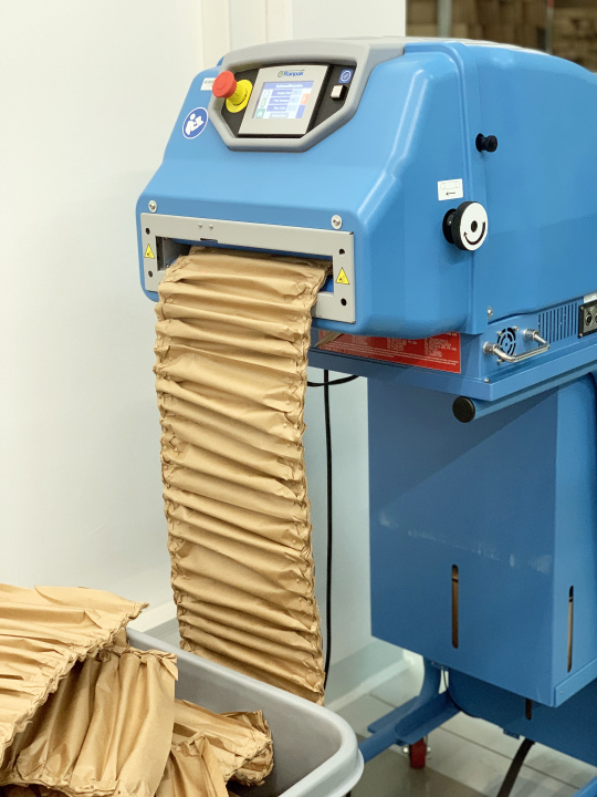 Machine d'emballage produisant une garniture flexible et écologique à partir de papier