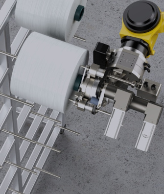 Le bras du robot accroche les rouleaux de papier