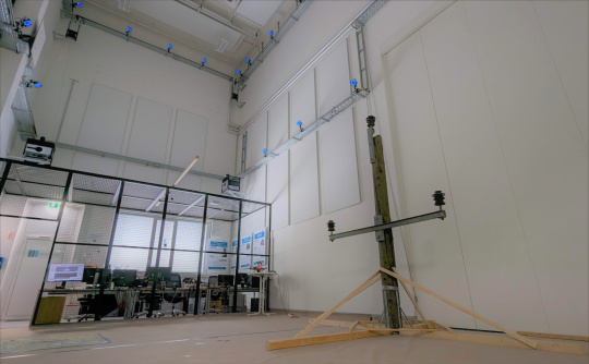 Partie supérieure d'un pylône électrique avec isolateurs dans un hangar de drones