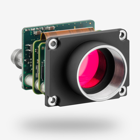 Caméra carte IDS uEye SE avec support d'objectif C-Mount vue de face inclinée.