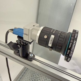 Caméra industrielle IDS équipée d'un grand objectif et d'un filtre NIR, montée sur un profilé en aluminium