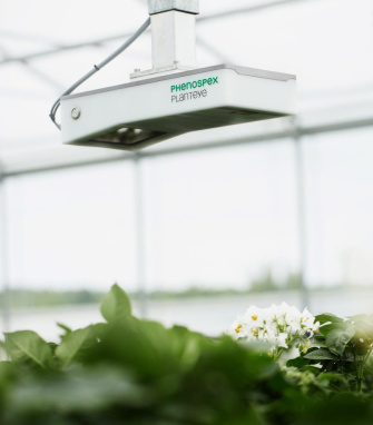 Le scanner 3D PlantEye se déplace au-dessus d'un lit de culture