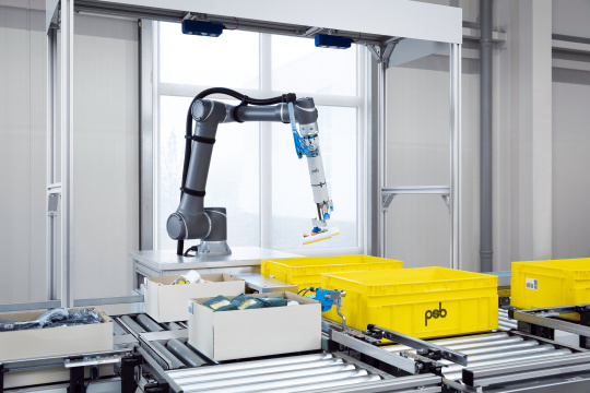 Le robot prélève des produits inconnus dans des matériaux en vrac et les dépose dans le conteneur cible - 300-500 pièces/h selon l'objet à saisir.