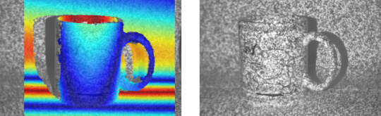 Deux tasses sur lesquelles est projeté un masque à motifs afin d'identifier les structures à la surface.