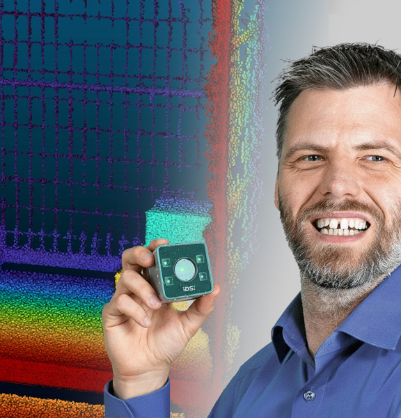 Patrick Schick, IDS Produktmanager, avec la caméra 3D Nion et un nuage de points.