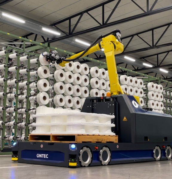 Le système d'assistance robotique autonome avec caméra 3D Ensenso permet d'équiper de manière automatisée des grilles avec des bobines de fil.