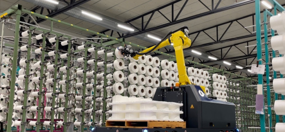 Le système d'assistance robotique autonome avec caméra 3D Ensenso permet d'équiper de manière automatisée des grilles avec des bobines de fil.