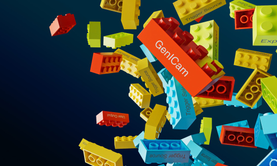 Lego multicolores avec inscriptions en vrac sur fond sombre.