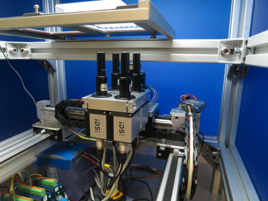 Microscope parallèle avec quatre caméras industrielles GigE compactes