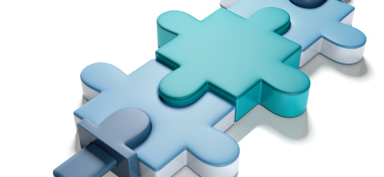 3 pièces de puzzle reliées par un câble en bas à gauche