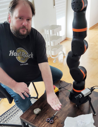 Robot pour jouer à "Pierre, papier, ciseaux".
