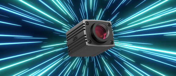 Caméra industrielle IDS uEye Warp10 avec effets de rayons bleus et verts