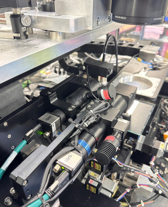 Caméras industrielles IDS uEye dans un système de bonding uLED de haute précision pour un alignement submicrométrique