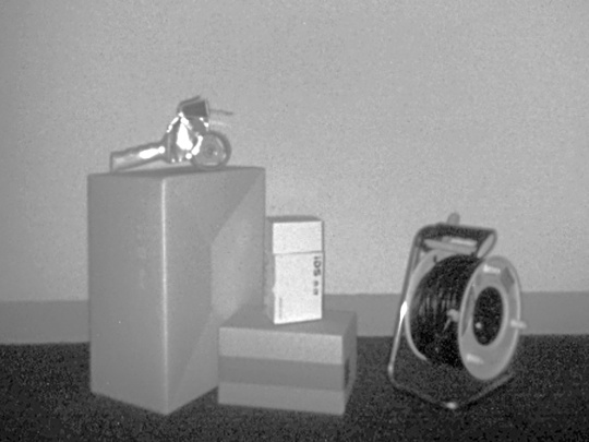 Image d'intensité en niveaux de gris de la caméra 3D Nion montrant différents objets devant un mur.