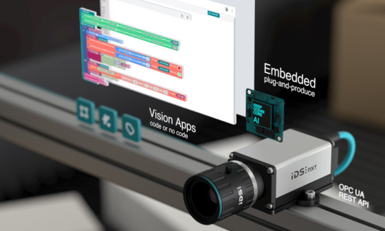 Une caméra IDS NXT avec IA et objectif IDS est vissée sur un profilé métallique et connectée par PoE.