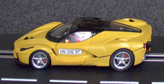 Voiture-jouet jaune