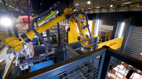 Bras du robot lors du déchargement d'une palette