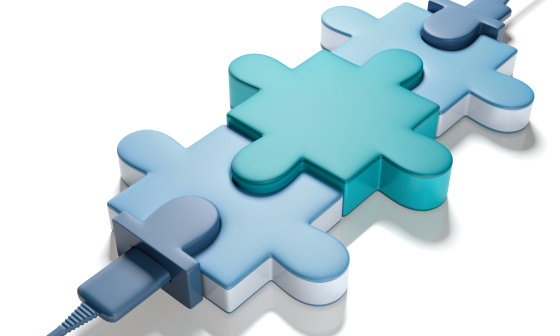 3 pièces de puzzle reliées par un câble en bas à gauche
