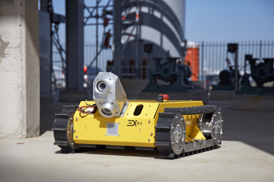 Un robot jaune appelé ExR-1