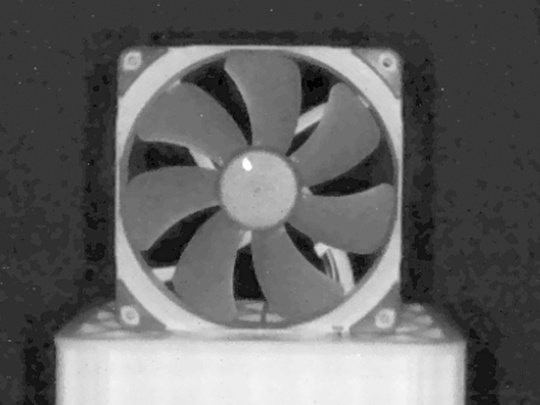 Image d'intensité en niveaux de gris de la caméra 3D Nion montrant l'instantané d'une roue de ventilateur à 7 pales en rotation.