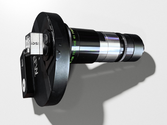 La caméra, la roue à filtres et la lentille de Barlow sont vissées ensemble dans le tube oculaire du télescope