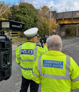 La police et les équipes d’intervention mesurent la vitesse avec le système Westcotec et la caméra IDS en bord de route.