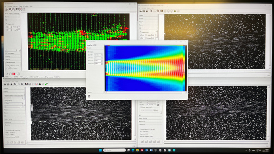 Interface logicielle avec images de particules et analyse des flux codée par couleur à partir de données de caméra event-based