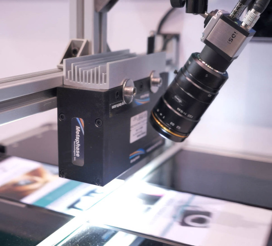 La caméra IDS uEye avec objectif observe une production de papier imprimé