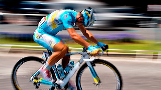 Homme sur un vélo de course lors d'une course.