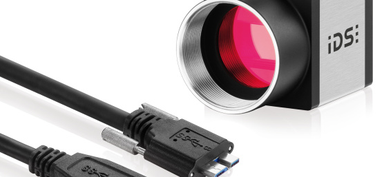 2 câbles USB 3.0 Mico B mâle se trouvent devant la caméra uEye